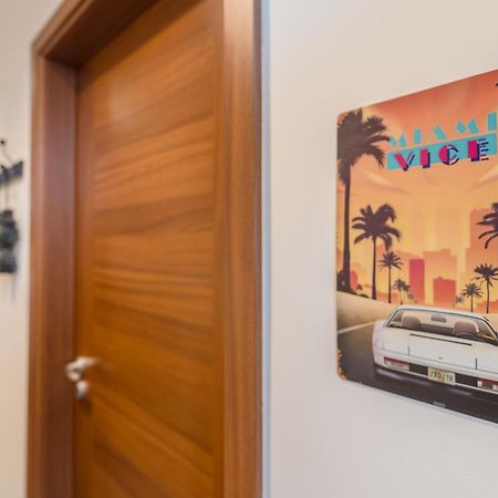 Miami Vice Apartment With Balcony Будапеща Екстериор снимка