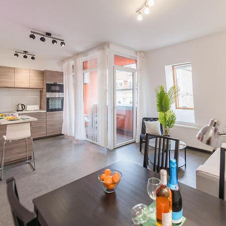 Miami Vice Apartment With Balcony Будапеща Екстериор снимка