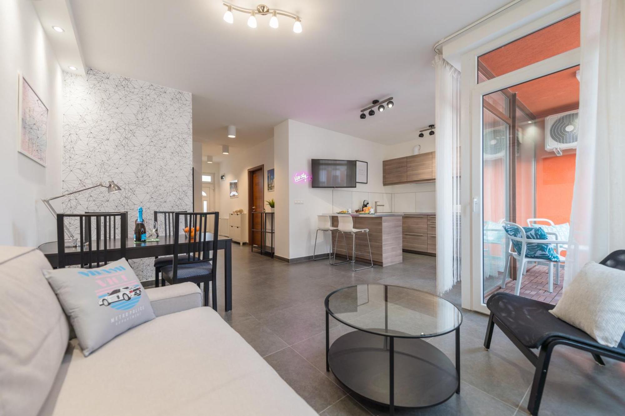 Miami Vice Apartment With Balcony Будапеща Екстериор снимка