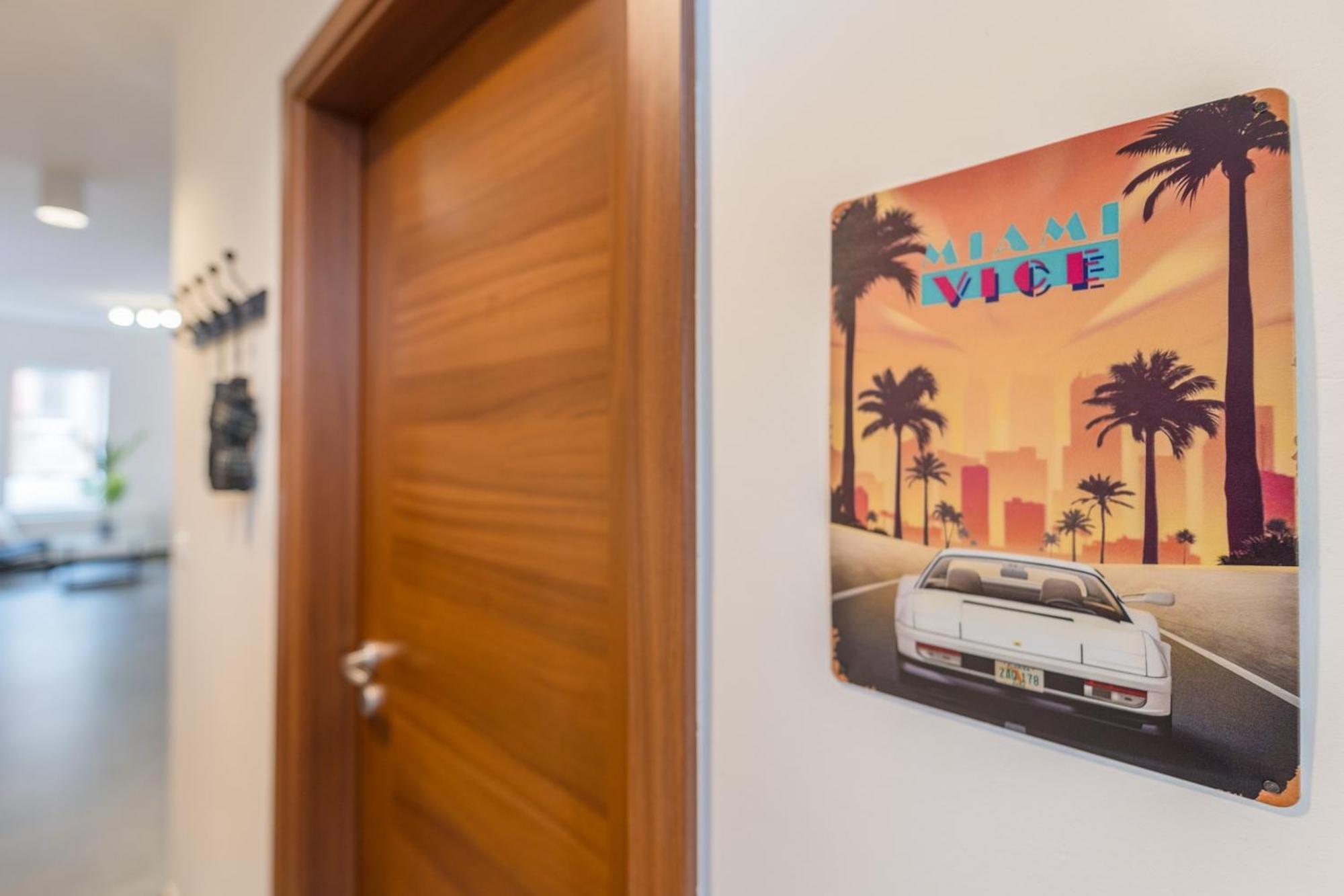 Miami Vice Apartment With Balcony Будапеща Екстериор снимка