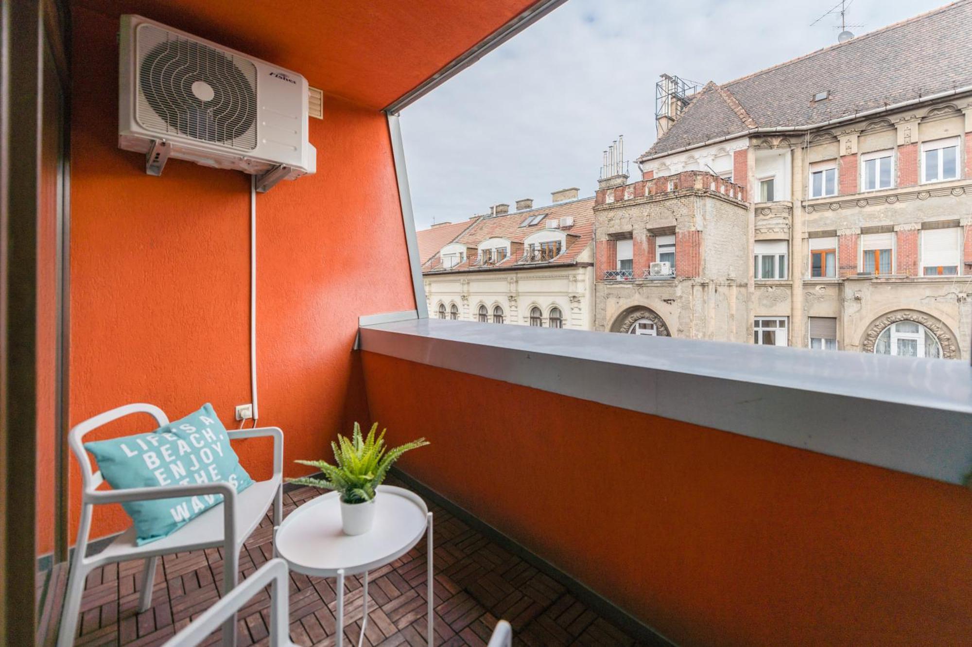 Miami Vice Apartment With Balcony Будапеща Екстериор снимка
