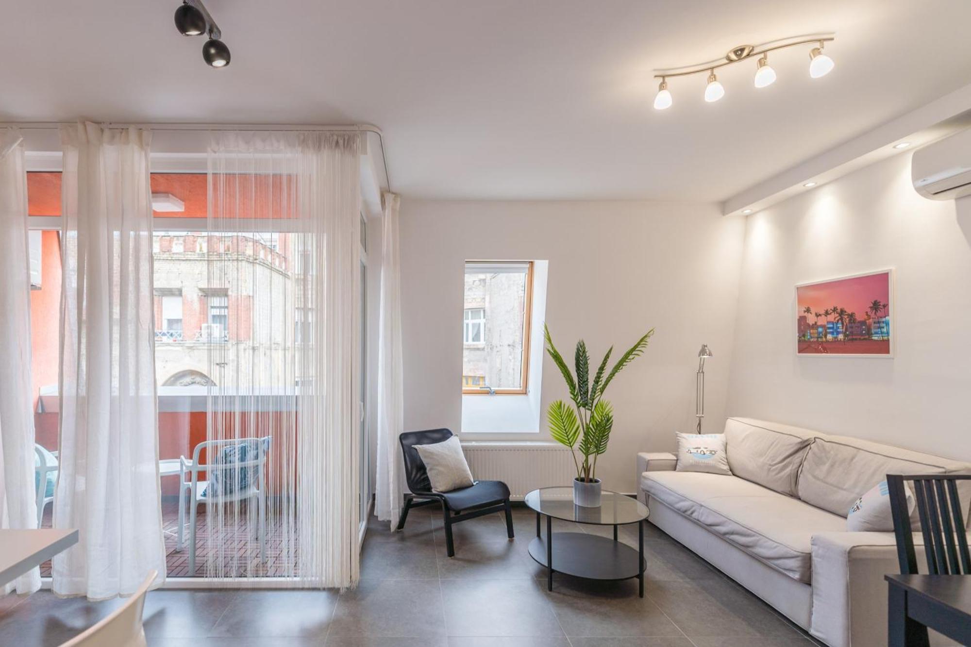 Miami Vice Apartment With Balcony Будапеща Екстериор снимка