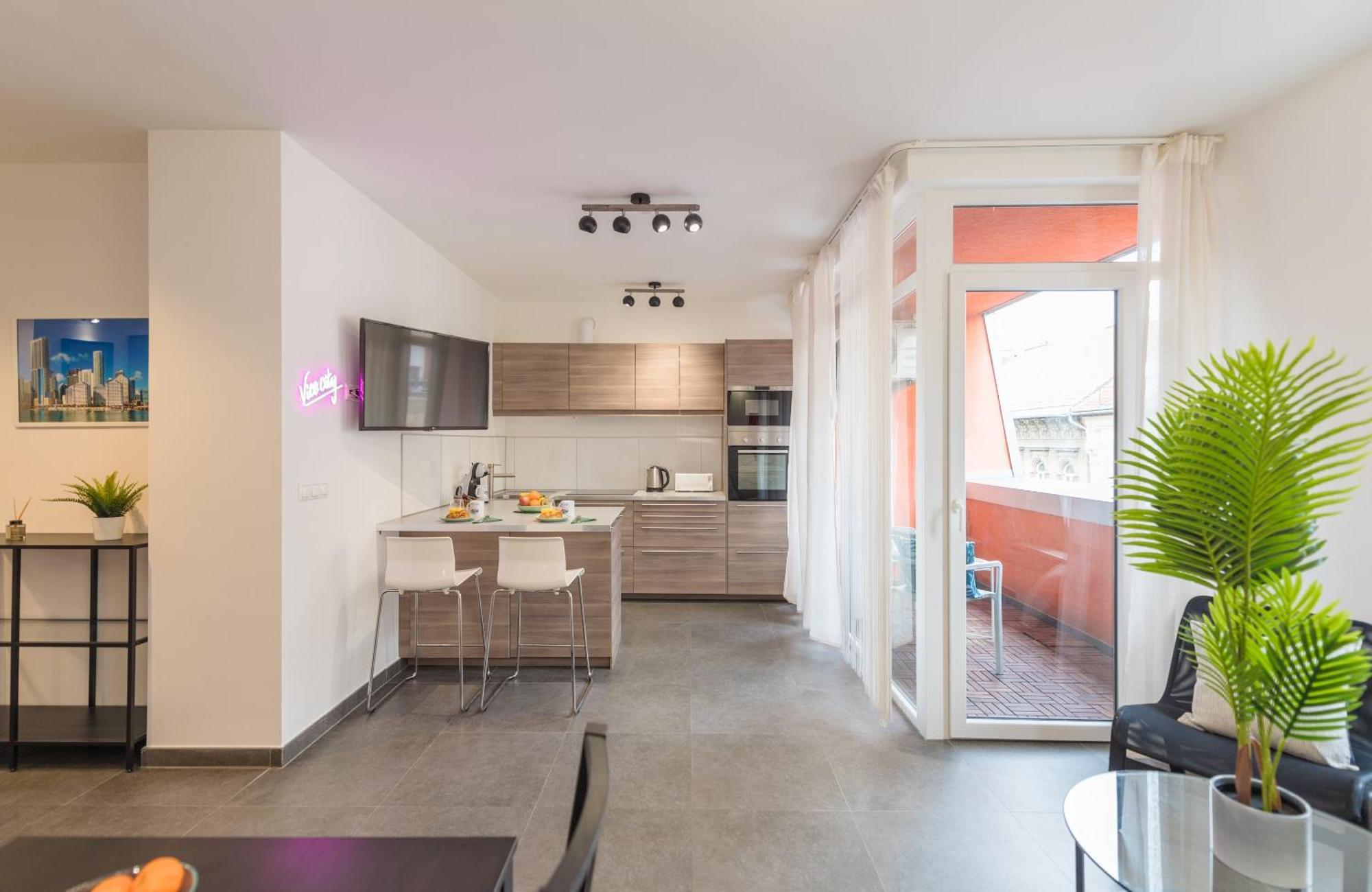Miami Vice Apartment With Balcony Будапеща Екстериор снимка