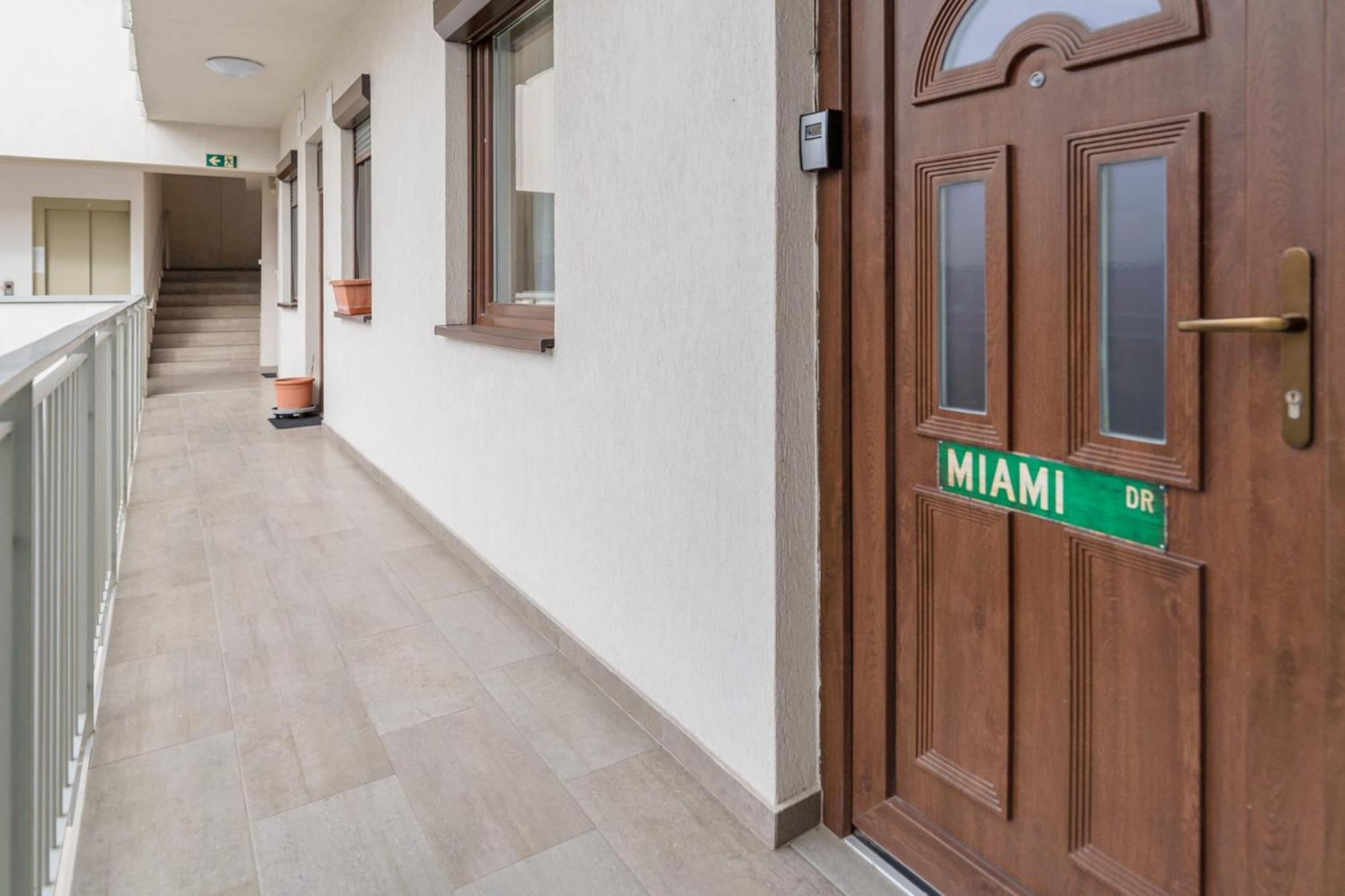 Miami Vice Apartment With Balcony Будапеща Екстериор снимка