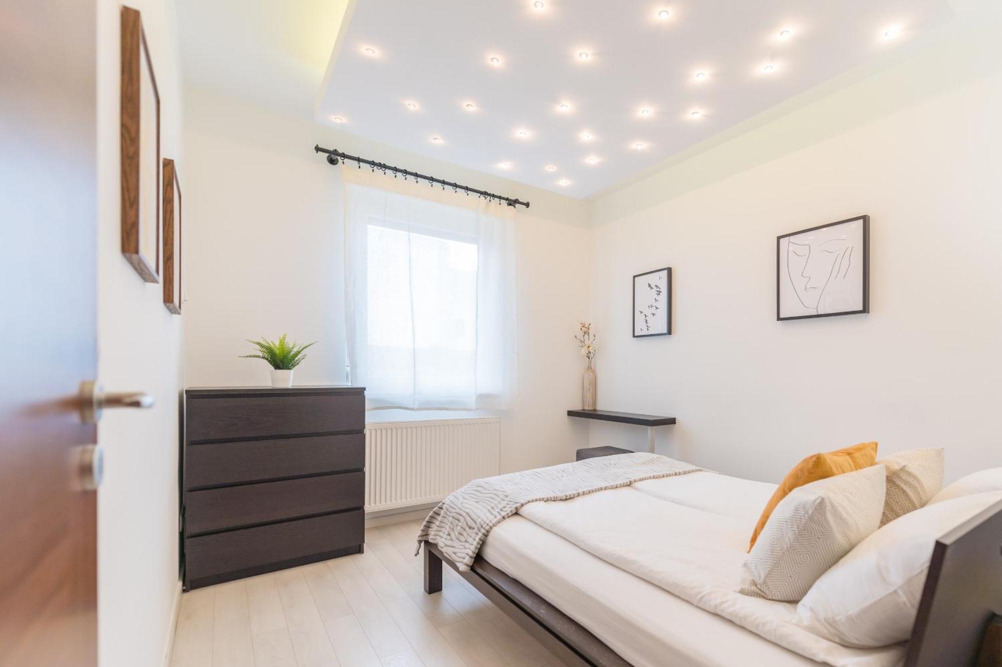 Miami Vice Apartment With Balcony Будапеща Екстериор снимка